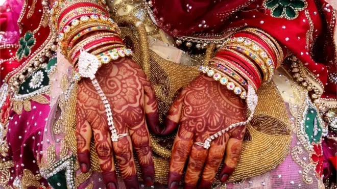 مہندی کی رسم کے دوران بھی تحائف دیے جاتے ہیں