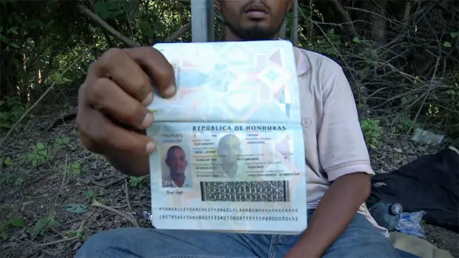 Migrante hondureño en Guatemala muestra su pasaporte