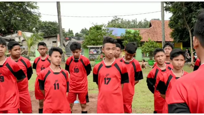 Somad (depan, dua dari kiri) menjadi salah satu wakil Indonesia di Street Child World Cup 2018 di Rusia.