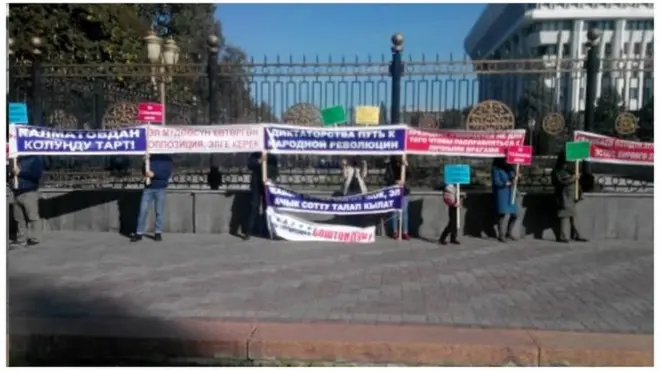 Камакта отурган оппозиция өкүлдөрүнүн жакындары “Ак үй” алдына митингге чыгып, соттун ачык жана адилет өтүшүн талап кылышкан.