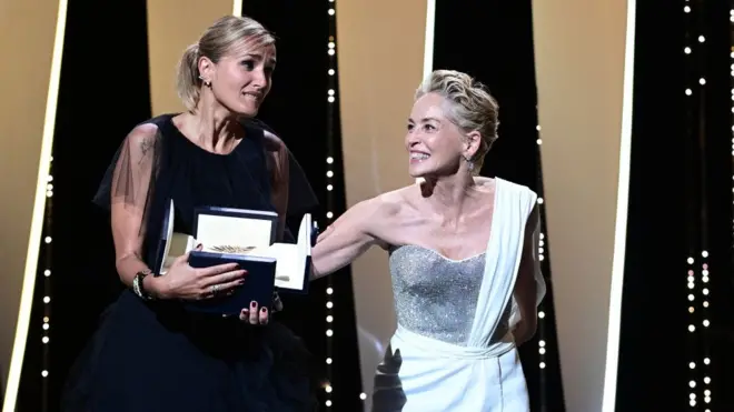 المخرجة جوليا دوكورنو تتسلم السعفة الذهبية إلى جانب شارون ستون