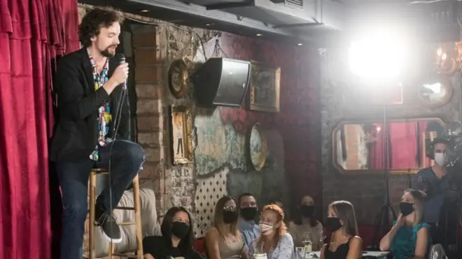 Maske su svuda prisutne, pa i na stend ap nastupima