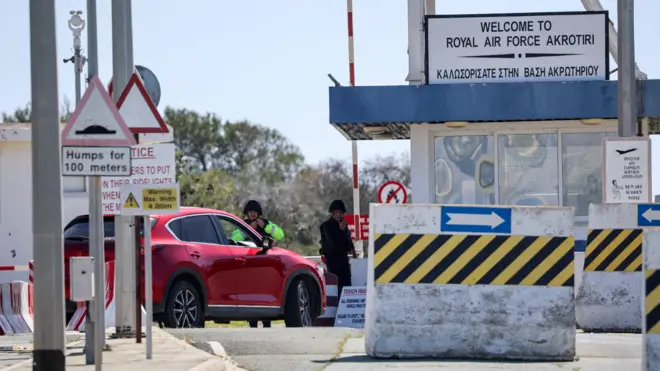 5 Mart 2026'da, Kıbrıs'ta, Pazartesi günü erken saatlerde bir insansız hava aracı saldırısına uğrayanİngiliz üssü Akrotiri'deki bir kontrol noktasına bir araç gelirken 