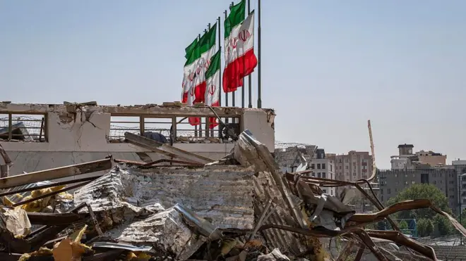 برخی از امضاکنندگان نامه، در دولت‌های پیشین ایران وزیر و معاون رئیس‌جمهور بوده‌اند