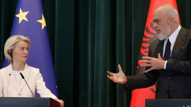 Ursula fon der Lajen (levo) i Edi Rama (desno)