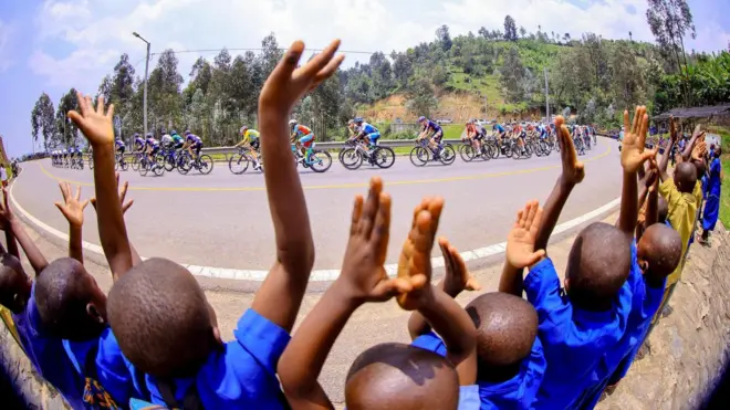 Abanyeshuri barimo gushyigikira abari gusiganwa muri Tour du Rwanda y'uyu mwaka mu Rwanda
