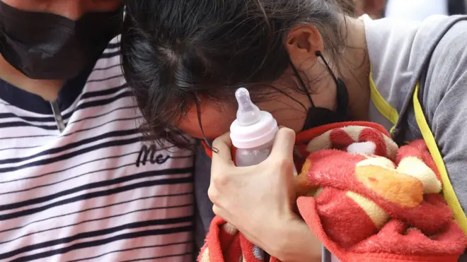 ผ้าห่มและขวดนมลูก