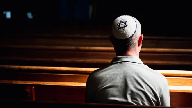 مرد یهودی در کنیسه
