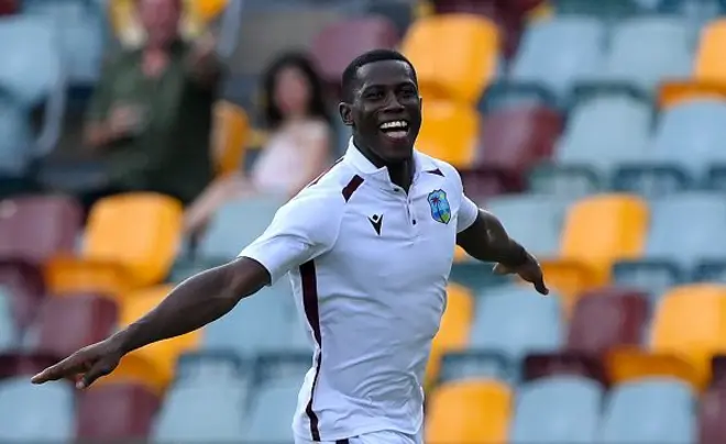 සිය පළමු ටෙස්ට් ක්‍රිකට් තරගයේදී ඔස්ට්‍රේලියාව වැනි ප්‍රබල කණ්ඩායමක් ඉදිරියේ පළමු පන්දුවෙන් ම කඩුල්ලක් දවා ගැනීමට බටහිර ඉන්දීය කොදෙව් පන්දු යවන්නෙක් සමත් විය.