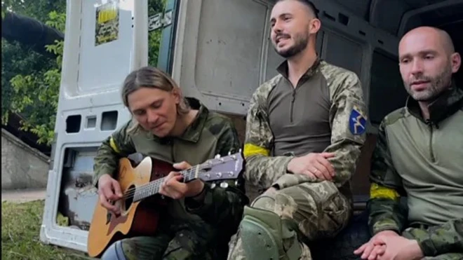 Три военных с гитарой