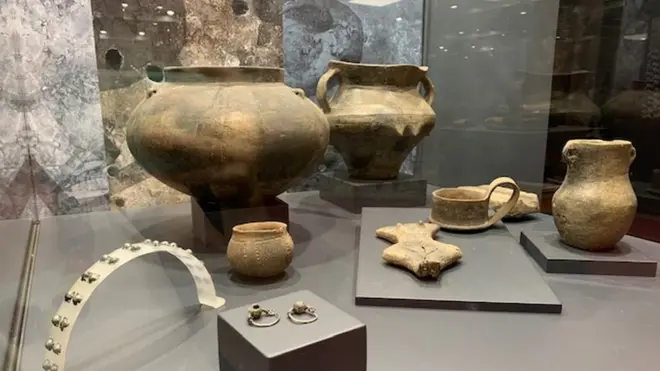 Posude u muzeju u Vinči i nakit