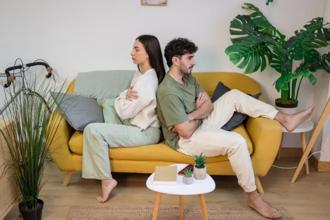 birbirine sırtlarını dönmüş bir kadın ve bir erkek 