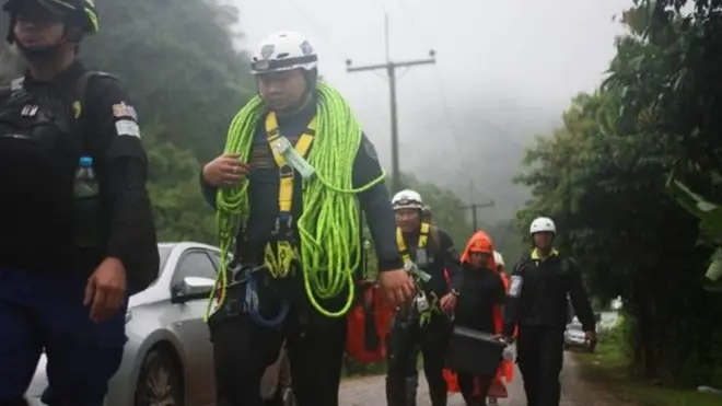 Regu penyelamat berjuang menghadapi hujan lebat.