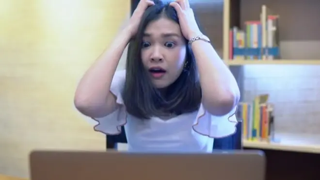 ilustracija devojke pred ekranom