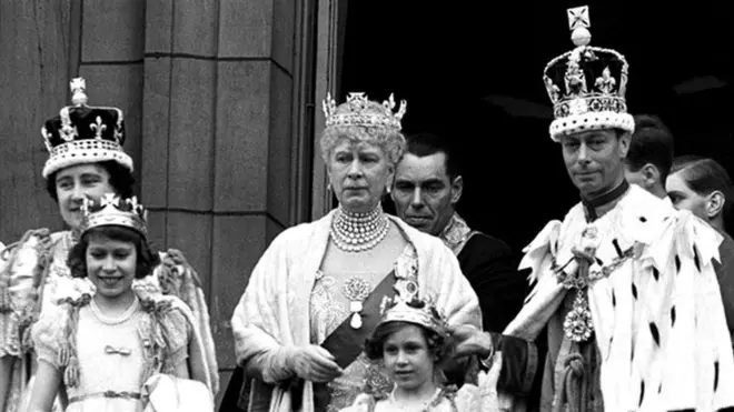 جارج ششم کی تخت نشینی کے دن اہل خانہ نے بکنگھم پیلس کی بالکنی سے ہجوم کی طرف ہاتھ ہلایا