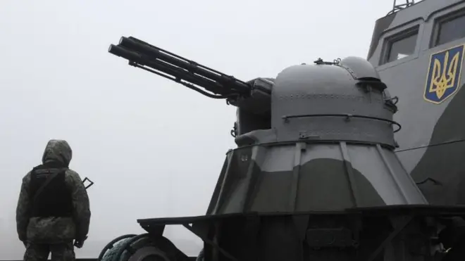 अज़ोव सागर पर एक जहाज़ पर तैनात यूक्रेनियाई सैनिक