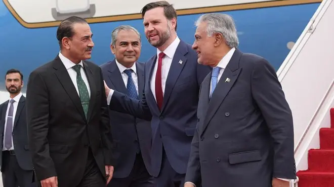 Osote Onyeisila Amerịka bụ JD Vance, onyeisi ụlọọrụ nchekwa ndịagha mba Pakịstan bụ Ọchịagha Asim Munir, Mịnịsta ime obodo mba Pakịstan bụ Mohsin Raza Naqvi na osote praịm mịnịsta Pakịstan na mịnịsta na-ahụ maka mmekọ mba ofesi bụ Mohammad Ishaq Dar oge JD Vance rutere Islamabad maka mkparịtaụka udo ahụ dị n'etiti Ịran na Amerịka.