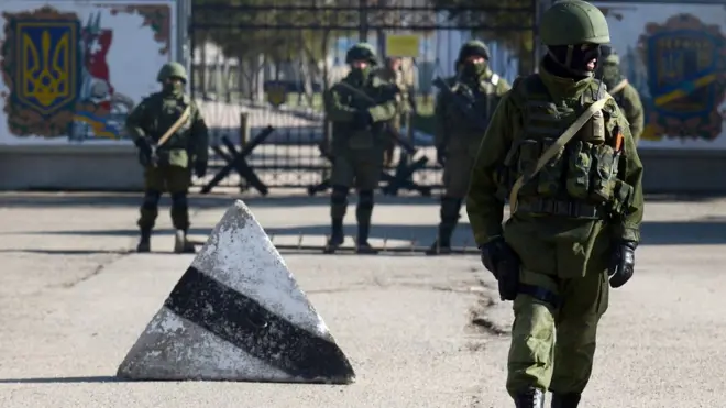 Озброєні люди захоплювали адмінбудівлі, транспортну та військову інфраструктуру в Криму