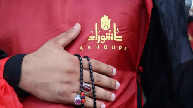 في الضاحية الجنوبية لبيروت، أحد المشاركين في مراسم عاشوراء، التي تمتزج فيها الذاكرة الدينية لدى الشيعة أحياناً بتعبيرات الهوية السياسية والجماعية.