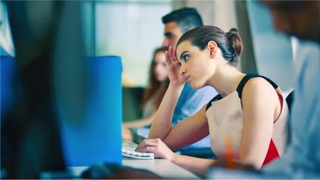 회사들이 직원들의 직장 내 온라인 커뮤니케이션을 추적할 수 있는 기술은 존재한다