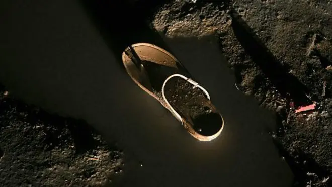 హాథ్‌రస్ తొక్కిసలాట ప్రదేశం వద్ద చెప్పు