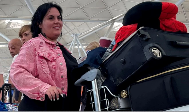 लंदन की एक एयरपोर्ट पर फ़्लाइट का इंतज़ार करते लोग