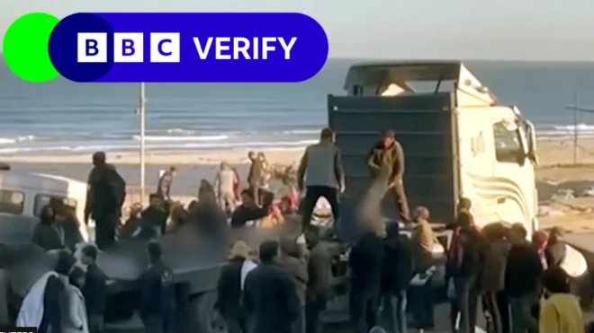 ছবিতে ট্রাকের উপর মৃতদের টেনে ওঠাতে দেখা যাচ্ছে