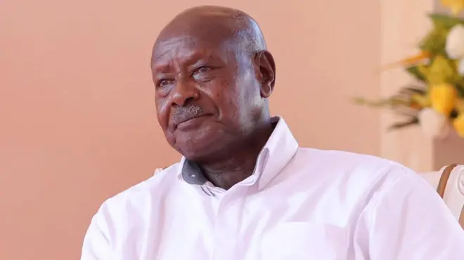 Perezida wa Uganda Yoweri Museveni, yicaye yambaye ishati yera