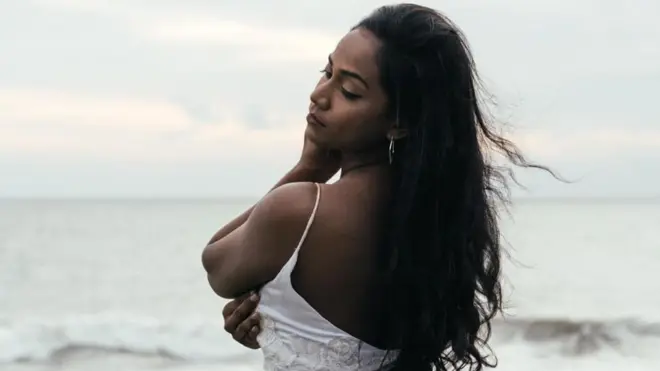 කල්පනා කාවින්දි යනු මේ වන විට ශ්රී ලාංකික කලා ක්ෂේත්රයේ යම් පමණකට අනන්යතාවක් ගොඩ නගා ගත් ගායන ශිල්පිනියකි.