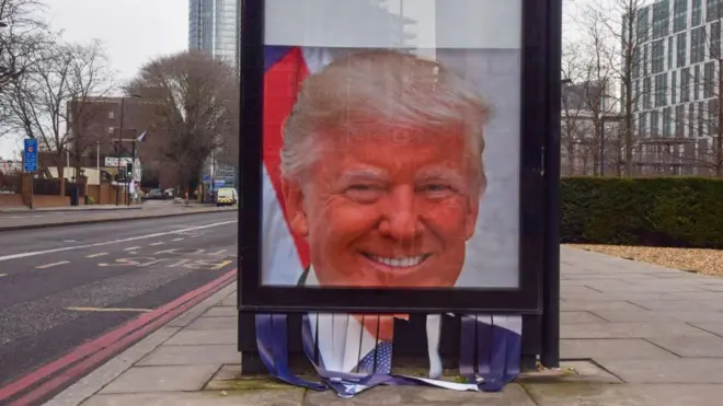 Портрет Трампа в автобусной остановке