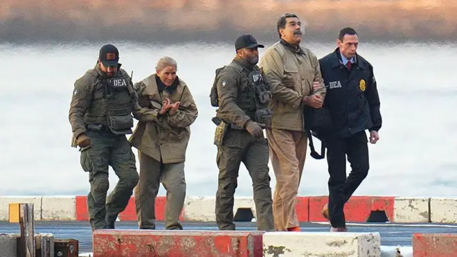 الرئيس الفنزويلي نيكولاس مادورو وزوجته سيليا فلوريس ويحاوطه فريق من الحراسة الأمنية المشددة