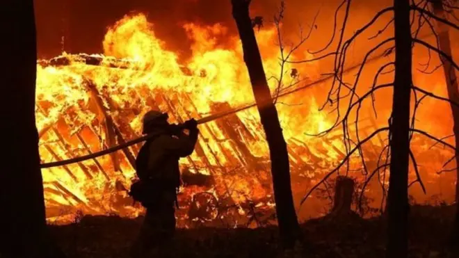 धधकती आग