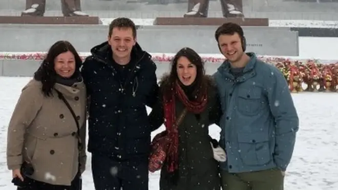 Nada hacia presagiar que las vacaciones de Otto (a la derecha de la imagen) en Corea del Norte acabarían de manera tan trágica.