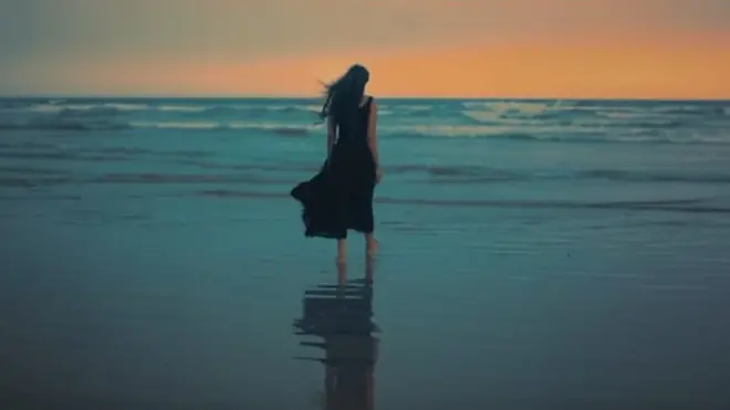 میوزک بینڈ جنون کے سلمان احمد نے اپنے بینڈ کی پچسویں سالگرہ کے موقع پر ایک نئی ویڈیو جاری کی ہے۔جس میں سٹار کرکٹر وسیم اکرم اور اُن کی اہلیہ شینرہ نے بھی ماڈلنگ کی۔