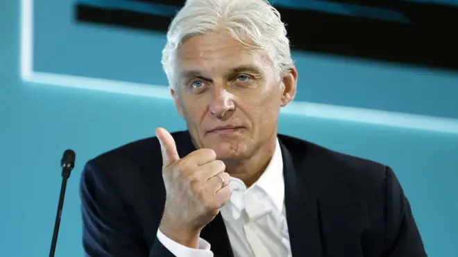 Сначала Тиньков говорил, что отзовет иски только когда услышит извинения, и ролик уберут с канала