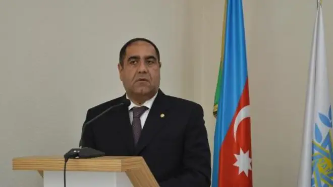 Balakənin uzun illər icra başçısı olan İslam Rzayev kürsüdə çıxış edir