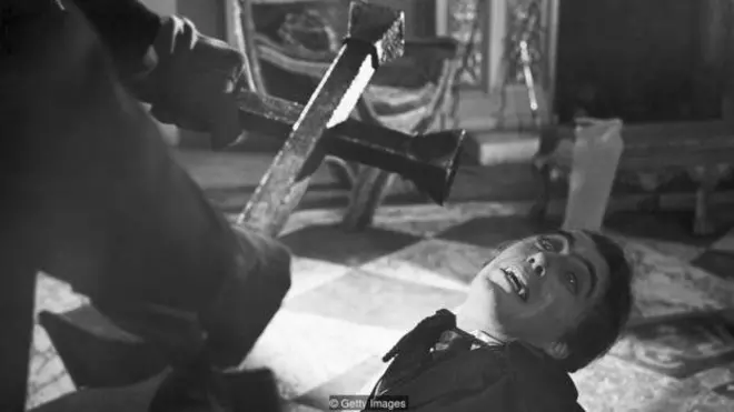 كان داء الكَلِب - غير المعروف حالياً في البرية الأوروبية من الناحية الفعلية - شائعاً حينذاك، نظراً لأنه لم يكن قد تم بعد اكتشاف اللقاح الواقي منه.