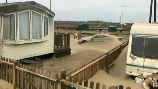 Машина засыпана песком