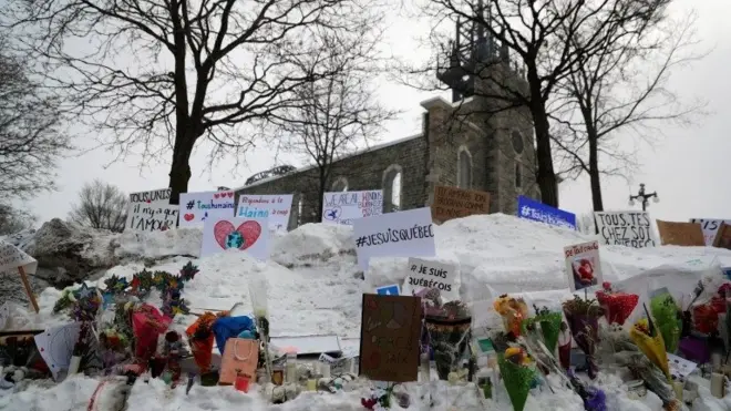 وضعت عشرات الأكاليل من الزهور في موقع الحادث