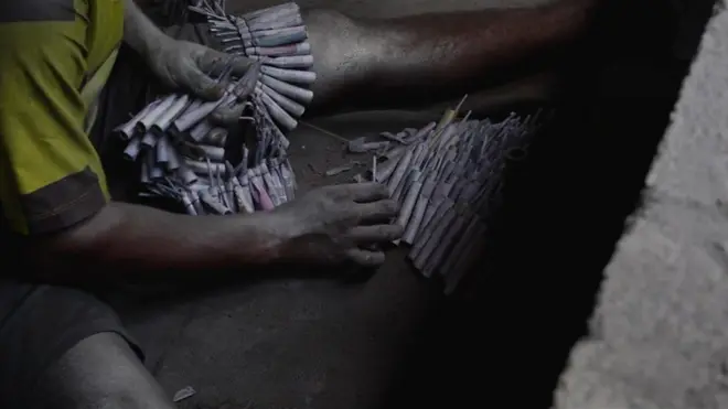 ගිනිකෙළි කර්මාන්තය : 'අපේ අමුද්‍රව්‍ය වල මිල එකට තුනක් වැඩිවෙලා'