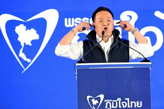 "วันนี้ปรบมือให้ท่าน อย่าให้เราต้องปรบเท้าให้ท่านนะ คุณอนุทิน ไอ้หนูอย่าเปิดด่าน" อนุทิน ชาญวีรกูล อ้างถึง “คำสั่ง" ที่ประชาชนให้เขามา