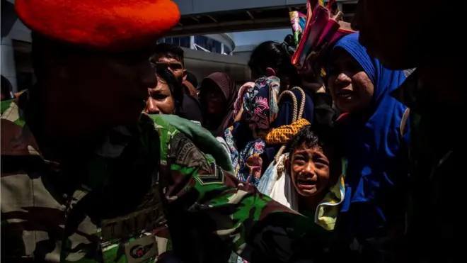 Mereka berdatangan agar bisa menumpang pesawat Hercules yang terbang ke Makassar setelah mengirim bantuan darurat kemanusiaan.