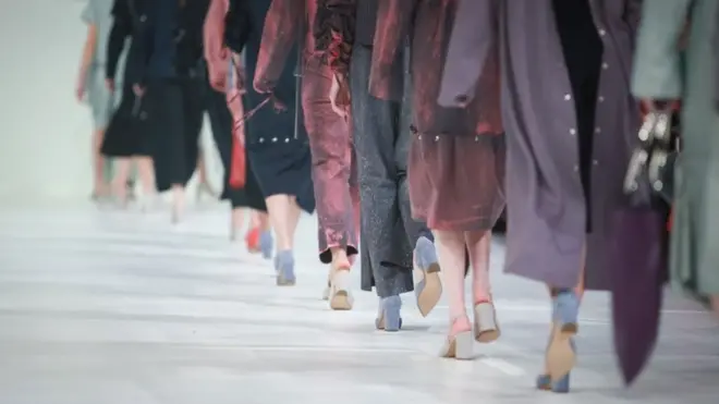 品牌方承受着巨大的压力，因为他们必须保持这样的观念：自己的产品都是耗费大量时间和成本做的，得卖个好价钱才行。