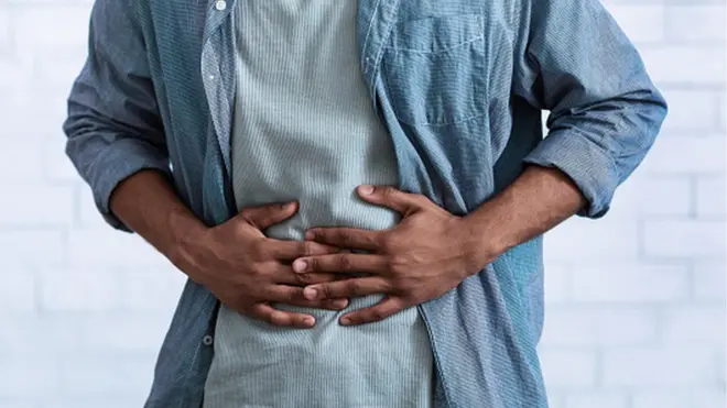 Homme qui se tient le ventre