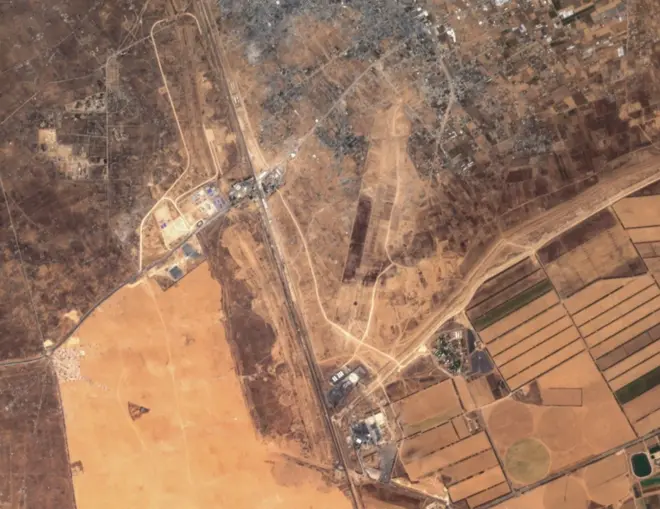 يبعد الطريق مسافة 300 متر من الحدود المصرية