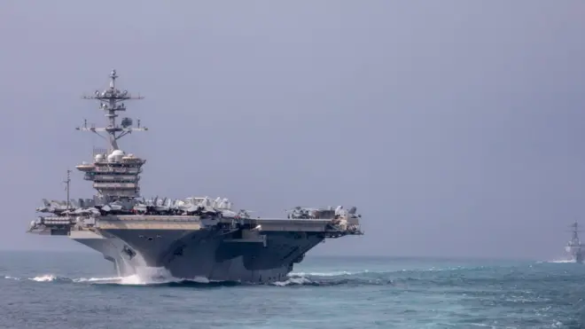 ነፈርቲ ዝጸዓነት ዩ-ኤስ-ኤስ ኣብራሃም ሊንከን ኣብ ባሕሪ