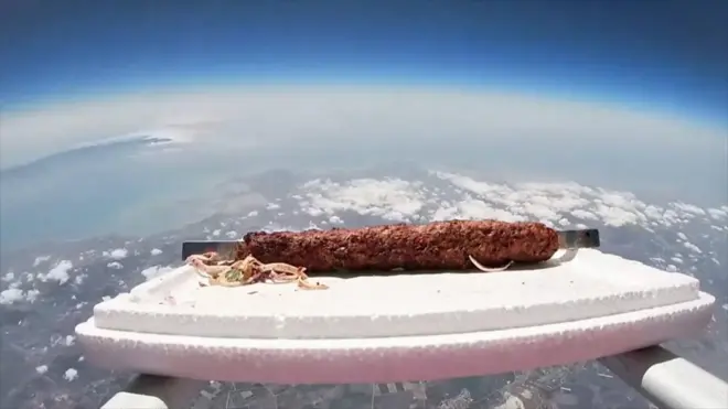 Турчин покушао да пошаље кебаб у свемир, али небо је била граница