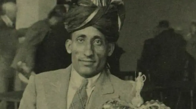 1932 में ब्रितानी शतरंज चैंपियनशिप जीतने के बाद ट्रॉफ़ी के साथ सुल्तान ख़ान