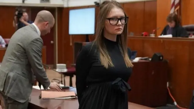 判刑后的安娜·索罗金被带走