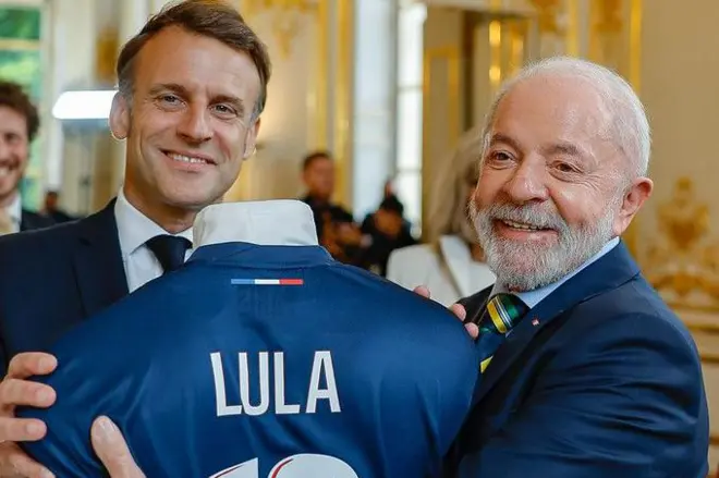 Lula recebeu camisa de futebol de presente de Macron
